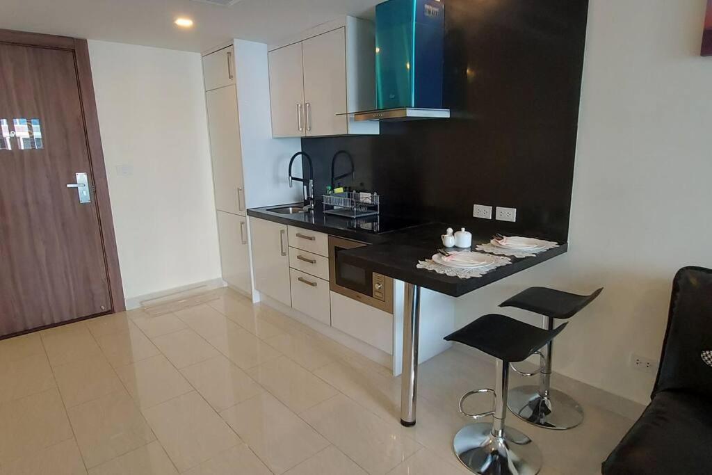 Grand Avenue Pattaya, Luxury Condo, 50sqm, Pool View Apartment Pattaya