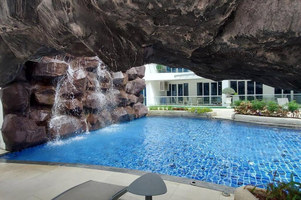 Grand Avenue Pattaya, Luxury Condo, 50sqm, Pool View Apartment